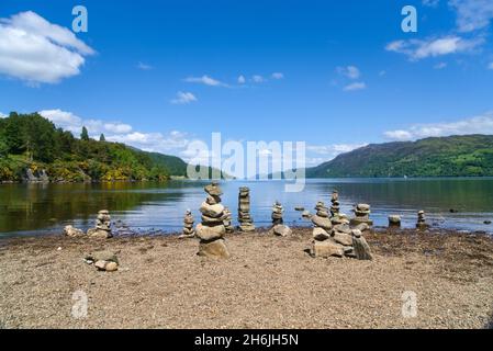 Blick auf Loch Ness von der Südküste von Fort Augustus, Steinstapel, Stapel, cairns, Inverness, Loch Ness, Highland, Schottland, Großbritannien Stockfoto