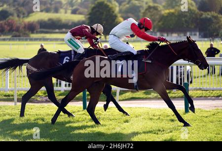 Aktenfoto vom 15-10-2021 von Thunderstruck und Tom Bellamy (rechts). Thunderstruck ist mit diesem Begriff in guter Verfassung zurückgekehrt und kann bei Market Rasen einen Sieg in der Handicap-Hürde des Pertemps-Netzwerks erzielen. Ausgabedatum: Dienstag, 16. November 2021. Stockfoto