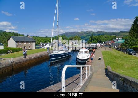 Blick auf die berühmten Schleusen am Caledonischen Kanal, bei Fort Augustus. Boote fahren vom Loch Ness hoch. Inverness, Highland, Schottland, Großbritannien Stockfoto