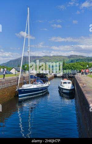 Blick auf die berühmten Schleusen am Caledonischen Kanal, bei Fort Augustus. Boote fahren vom Loch Ness hoch. Inverness, Highland, Schottland, Großbritannien Stockfoto