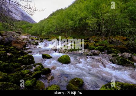 Kaltes Wasser fließt durch einen Bach vom Briksdal Gletscher im Jostedalsbreen Nationalpark, Stryn, Vestland, Norwegen, Skandinavien, Europa Stockfoto