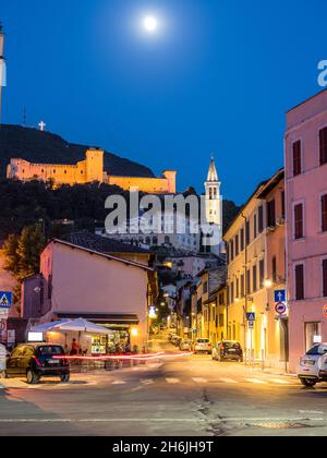 Blick auf die Rocca Albornoz und die Spoleto Kathedrale bei Nacht, Spoleto, Umbrien, Italien, Europa Stockfoto