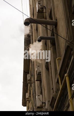 Dampfrohre an einem Wintertag Stockfoto