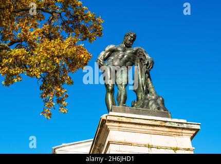 Eine Statue des Herkules neben der Cameron Gallery, Catherine Park, Puschkin (Tsarskoye Selo, in der Nähe von St. Petersburg, Russland, Europa Stockfoto