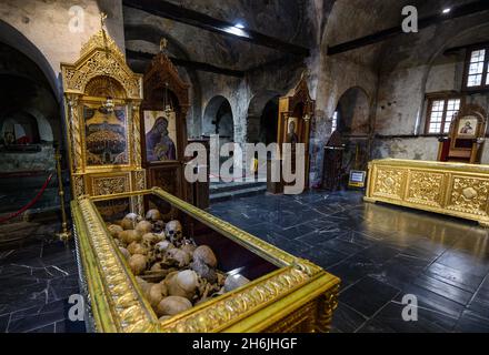 Batak, Bulgarien. Das Innere der Heiligen Nedelya Kirche in Batak, mit den Knochen der Toten. Stockfoto