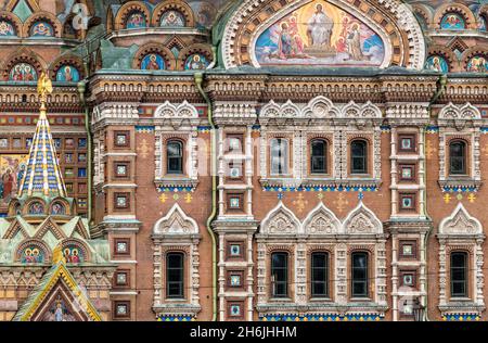 Das äußere Mosaik der Heiland-Kirche auf verschüttetem Blut (Zerkov Spasa na Krovi, UNESCO-Weltkulturerbe, St. Petersburg, Russland, Europa Stockfoto