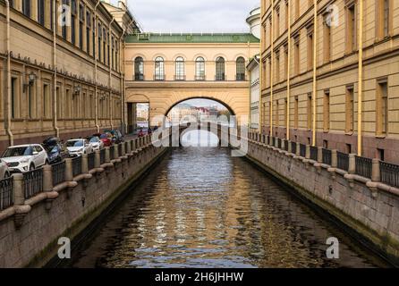 Blick auf die Eremitage-Brücke über Zimniaya Kanavka (Winterkanal und Newa-Fluss dahinter, St. Petersburg, Russland, Europa Stockfoto