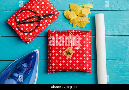 Sandwich in hausgemachten Bienenwachs-Wraps zum Mitnehmen. Verpackung von Lebensmitteln in handgefertigten Bienenwachs-Wrap-Tuch innen, Alternative für Kunststoff. Stockfoto