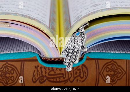 Offener Koran mit Hamsa (Hand von Fatima) Symbolen des muslimischen Glaubens und der Religion, Frankreich, Europa Stockfoto