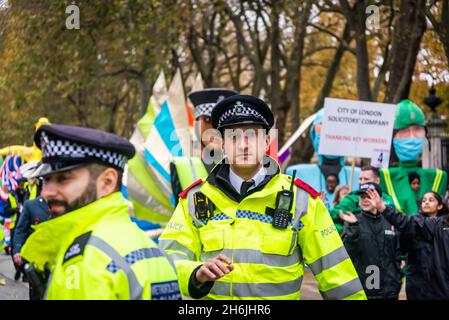 Protest gegen Lord Mayor Show, Rise and Rebel march, Extinction Rebellion, London, Großbritannien. November 2021 Stockfoto