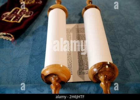 Tora-Schriftrolle, die beim Ritual der Tora-Lesung während der jüdischen Gebete, Italien, Europa, verwendet wird Stockfoto
