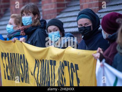 Greifswald, Deutschland. November 2021. Klimaaktivisten demonstrieren zu Beginn der Anhörung vor dem Gebäude des Obersten Verwaltungsgerichts (OVG) gegen die Klimapolitik von Nord Stream 2. Die OVG verhört eine Klage der Deutschen Umwelthilfe (DUH) gegen Nord Stream 2. DUH hatte im Sommer 2020 eine Klage wegen einer Überprüfung der Bau- und Betriebsgenehmigung für Nord Stream 2 durch die Bergbaubehörde Stralsund eingereicht. Quelle: Stefan Sauer/dpa/Alamy Live News Stockfoto
