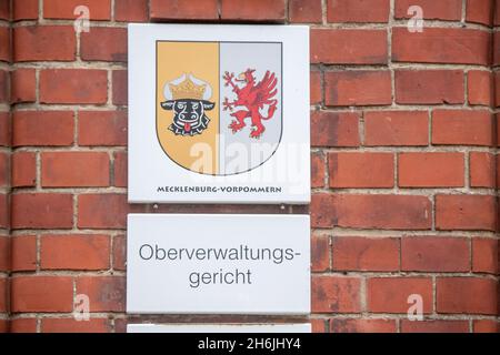 Greifswald, Deutschland. November 2021. Am Gerichtsgebäude in Greifswald hängt ein Schild mit der Aufschrift „Oberverwaltungsgericht“. Die OVG verhört eine Klage der Deutschen Umwelthilfe (DUH) gegen Nord Stream 2. DUH reichte im Sommer 2020 eine Klage ein, um eine Überprüfung der Bau- und Betriebsgenehmigung für Nord Stream 2 durch die Bergbaubehörde Stralsund zu beantragen. Quelle: Stefan Sauer/dpa/Alamy Live News Stockfoto