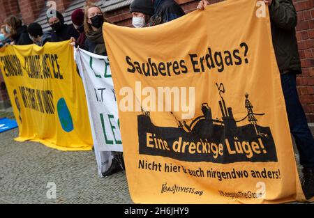 Greifswald, Deutschland. November 2021. Klimaaktivisten demonstrieren zu Beginn der Anhörung vor dem Gebäude des Obersten Verwaltungsgerichts (OVG) gegen die Klimapolitik von Nord Stream 2. Die OVG verhört eine Klage der Deutschen Umwelthilfe (DUH) gegen Nord Stream 2. DUH hatte im Sommer 2020 eine Klage wegen einer Überprüfung der Bau- und Betriebsgenehmigung für Nord Stream 2 durch die Bergbaubehörde Stralsund eingereicht. Quelle: Stefan Sauer/dpa/Alamy Live News Stockfoto