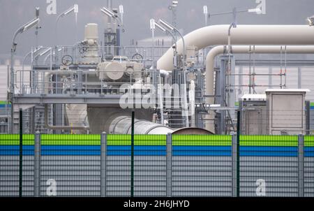 Lubmin, Deutschland. November 2021. Ansicht der Rohrleitungssysteme und Absperrvorrichtungen an der Gasempfangsstation der Nord Stream 2 Ostsee-Pipeline. Das Oberverwaltungsgericht Mecklenburg-Vorpommern (OVG) verhört eine Klage der Deutschen Umwelthilfe (DUH) gegen Nord Stream 2. DUH hatte im Sommer 2020 eine Klage wegen einer Überprüfung der Bau- und Betriebsgenehmigung für Nord Stream 2 durch die Bergbaubehörde Stralsund eingereicht. Quelle: Stefan Sauer/dpa/Alamy Live News Stockfoto
