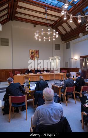 Greifswald, Deutschland. November 2021. Blick in den Gerichtssaal des Oberverwaltungsgerichts Mecklenburg-Vorpommern. Die OVG verhört eine Klage der Deutschen Umwelthilfe (DUH) gegen Nord Stream 2. Im Sommer 2020 reichte DUH eine Klage wegen einer Überprüfung der Bau- und Betriebsgenehmigung für Nord Stream 2 durch die Bergbaubehörde Stralsund ein. Quelle: Stefan Sauer/dpa/Alamy Live News Stockfoto