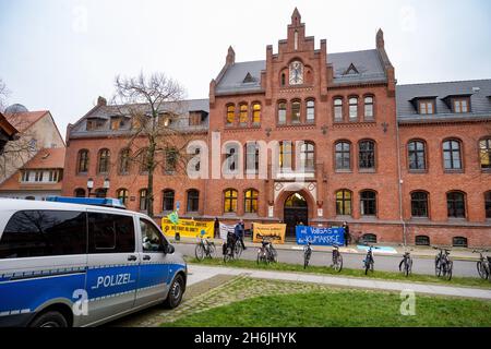 Greifswald, Deutschland. November 2021. Klimaaktivisten demonstrieren zu Beginn der Anhörung vor dem Gebäude des Obersten Verwaltungsgerichts (OVG) gegen die Klimapolitik von Nord Stream 2. Die OVG verhört eine Klage der Deutschen Umwelthilfe (DUH) gegen Nord Stream 2. DUH hatte im Sommer 2020 eine Klage wegen einer Überprüfung der Bau- und Betriebsgenehmigung für Nord Stream 2 durch die Bergbaubehörde Stralsund eingereicht. Quelle: Stefan Sauer/dpa/Alamy Live News Stockfoto