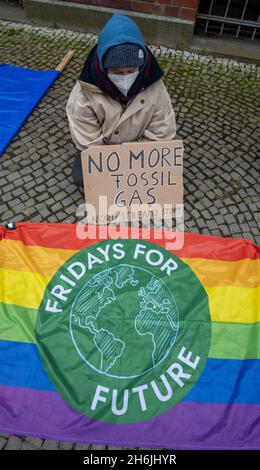 Greifswald, Deutschland. November 2021. Klimaaktivisten demonstrieren zu Beginn der Anhörung vor dem Gebäude des Obersten Verwaltungsgerichts (OVG) gegen die Klimapolitik von Nord Stream 2. Die OVG verhört eine Klage der Deutschen Umwelthilfe (DUH) gegen Nord Stream 2. DUH hatte im Sommer 2020 eine Klage wegen einer Überprüfung der Bau- und Betriebsgenehmigung für Nord Stream 2 durch die Bergbaubehörde Stralsund eingereicht. Quelle: Stefan Sauer/dpa/Alamy Live News Stockfoto