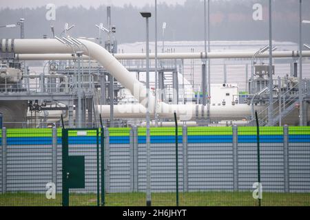 Lubmin, Deutschland. November 2021. Ansicht der Rohrleitungssysteme und Absperrvorrichtungen an der Gasempfangsstation der Nord Stream 2 Ostsee-Pipeline. Das Oberverwaltungsgericht Mecklenburg-Vorpommern (OVG) verhört eine Klage der Deutschen Umwelthilfe (DUH) gegen Nord Stream 2. DUH hatte im Sommer 2020 eine Klage wegen einer Überprüfung der Bau- und Betriebsgenehmigung für Nord Stream 2 durch die Bergbaubehörde Stralsund eingereicht. Quelle: Stefan Sauer/dpa/Alamy Live News Stockfoto