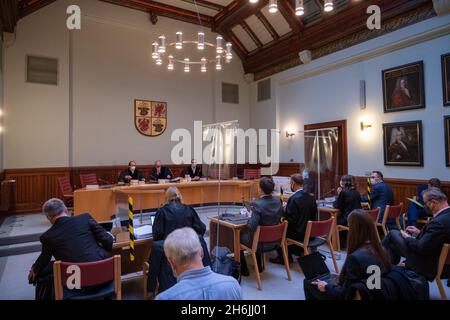 Greifswald, Deutschland. November 2021. Blick in den Gerichtssaal des Oberverwaltungsgerichts Mecklenburg-Vorpommern. Die OVG verhört eine Klage der Deutschen Umwelthilfe (DUH) gegen Nord Stream 2. Im Sommer 2020 reichte DUH eine Klage wegen einer Überprüfung der Bau- und Betriebsgenehmigung für Nord Stream 2 durch die Bergbaubehörde Stralsund ein. Quelle: Stefan Sauer/dpa/Alamy Live News Stockfoto