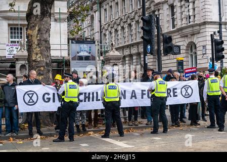 Gib Kindern ein zukünftiges Banner, Protest gegen Lord Mayor Show, Rise and Rebel march, Extinction Rebellion, London, Großbritannien. November 2021 Stockfoto