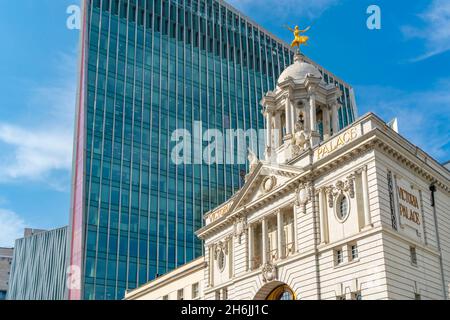 Blick auf das Victoria Palace Theatre und das Nova Building, Victoria, London, England, Großbritannien, Europa Stockfoto