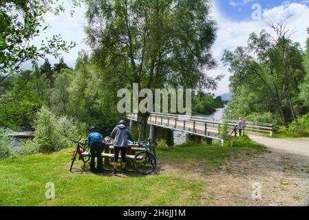 Blick nach Westen vom Circuit Parkplatz, Glen Affric, Besucher, Radfahrer, River Affric, National Nature Reserve, Cannich, Inverness, Highland, Schottland, U Stockfoto