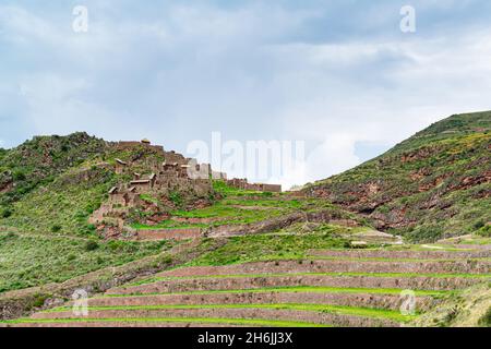 Ruin Incans Komplex auf dem Berg bei Pisac. Grüne Grasterrassen von Inca in Pisac, Peru. Stockfoto