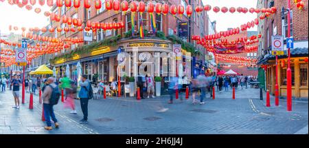 Blick auf die Gerrard Street in Chinatown, West End, Westminster, London, England, Vereinigtes Königreich, Europa Stockfoto