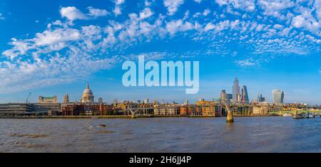 Blick auf die St. Paul's Cathedral, die Themse und die Skyline der City of London, London, England, Großbritannien, Europa Stockfoto