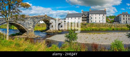 Blick auf die Pont Fawr (Inigo Jones Bridge) über den Conwy River und die Häuser am Flussufer, Llanrwst, Clwyd, Snowdonia, Nordwales, Vereinigtes Königreich, Europa Stockfoto