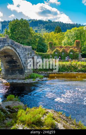 Blick auf die Pont Fawr (Inigo Jones Bridge) über den Conwy River und das Café, Llanrwst, Clwyd, Snowdonia, Nordwales, Vereinigtes Königreich, Europa Stockfoto