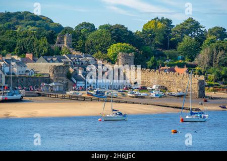 Ansicht der Boote des Conwy River und der Stadtmauer, Conwy, Gwynedd, North Wales, Vereinigtes Königreich, Europa Stockfoto