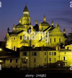 Saint Front Cathedral, beleuchtet in der Abenddämmerung, Perigueux, Region Dordogne, Nouvelle Aquitaine, Frankreich, Europa Stockfoto