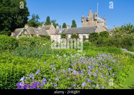 Cawdor Castle, hinten, von wunderschönen Gärten, in der Nähe von Nairn, Inverness, Highland, Schottland, Großbritannien Stockfoto