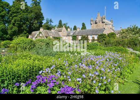 Cawdor Castle, hinten, von wunderschönen Gärten, in der Nähe von Nairn, Inverness, Highland, Schottland, Großbritannien Stockfoto