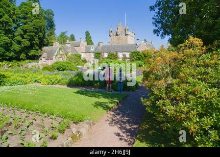 Cawdor Castle, hinten, von schönen Gärten, zu Besuch bei einem Paar, in der Nähe von Nairn, Inverness, Highland, Schottland, Großbritannien Stockfoto