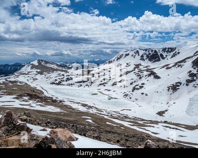 Schneebedeckte Berge und ein gefrorener See in der Nähe von Beartooth Pass, Wyoming, USA, Nordamerika Stockfoto