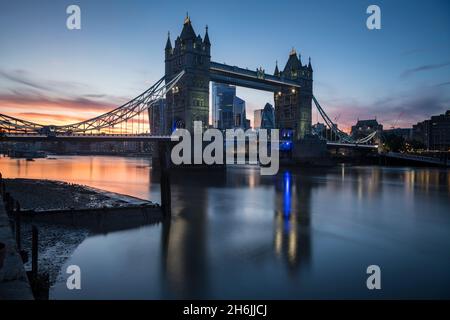 Tower Bridge bei Sonnenuntergang spiegelt sich in der Themse, London, England, Großbritannien, Europa wider Stockfoto