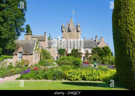 Cawdor Castle, hinten, von wunderschönen Gärten, in der Nähe von Nairn, Inverness, Highland, Schottland, Großbritannien Stockfoto