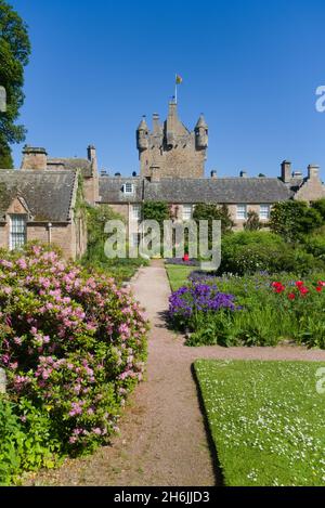 Cawdor Castle, hinten, von wunderschönen Gärten, in der Nähe von Nairn, Inverness, Highland, Schottland, Großbritannien Stockfoto