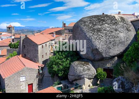 Blick über Monsanto, historisches Dorf rund um die Serra da Estrela, Castelo Branco Bezirk, Beira, Portugal, Europa Stockfoto