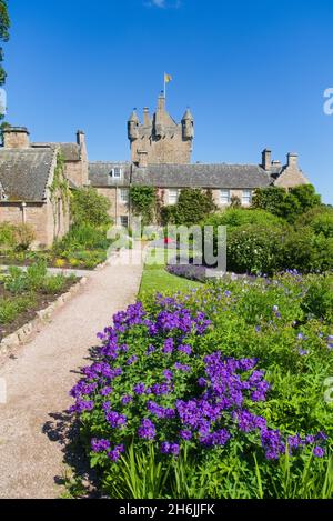 Cawdor Castle, hinten, von wunderschönen Gärten, in der Nähe von Nairn, Inverness, Highland, Schottland, Großbritannien Stockfoto