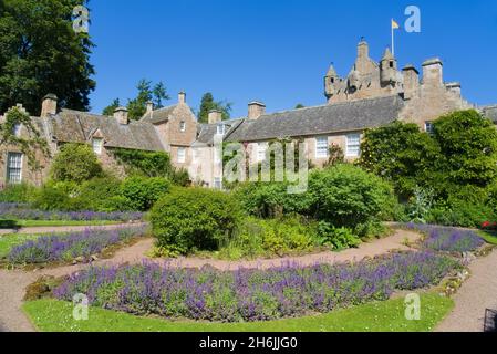 Cawdor Castle, hinten, von wunderschönen Gärten, in der Nähe von Nairn, Inverness, Highland, Schottland, Großbritannien Stockfoto