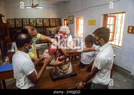 Kalkutta, Indien. November 2021. Die sehbehinderten Schüler lernen die Anatomie des menschlichen Körpers an einer blinden Schule in Kalkutta.nach fast 20 Monaten wegen der Covid-19-Pandemie, nehmen die Schulen in Westbengalen die Operation wieder auf. Kredit: SOPA Images Limited/Alamy Live Nachrichten Stockfoto