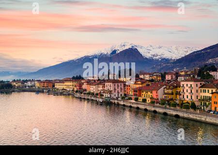 Bunte Häuser von Gravedona und Berge bei Sonnenaufgang, Comer See, Provinz Como, Lombardei, Italienische Seen, Italien, Europa Stockfoto