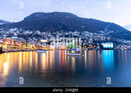 Historische Gebäude von Gravedona mit Weihnachtslichtern während eines Wintersonnenaufgangs, Comer See, Provinz Como Lombardei, Italienische Seen, Italien, Europa Stockfoto