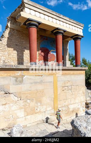 Kleiner Junge, der die archäologische Stätte von Knossos und die Ruinen des minoischen Palastes, Knossos, Heraklion, Kreta, griechische Inseln, Griechenland, Europa Stockfoto