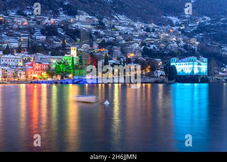 Märchendorf Gravedona beleuchtet mit Weihnachtslichtern während eines verschneiten Winters, Gravedona, Comer See, Lombardei, Italienische Seen, Italien, Europa Stockfoto