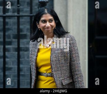 Downing Street, London, Großbritannien. 16. November 2021. Suella Braverman MP, Generalanwältin verlässt die Downing Street 10 nach einer wöchentlichen Kabinettssitzung. Quelle: Malcolm Park/Alamy Live News. Stockfoto